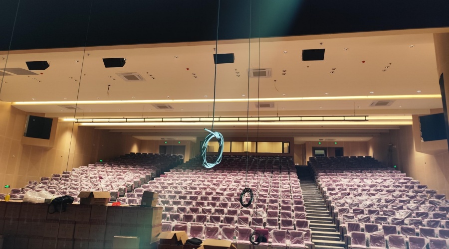 GRG材料聲學(xué)與美學(xué)融合-廣州黃埔會元中學(xué)GRG報(bào)告廳造型