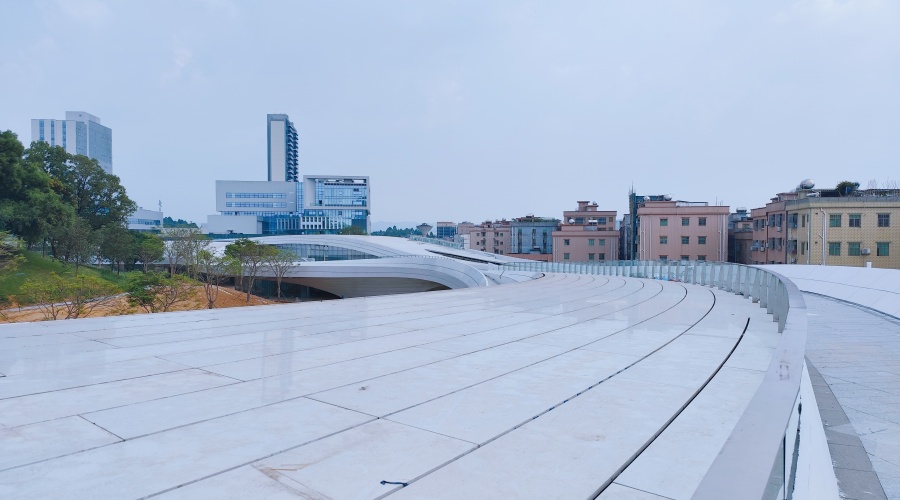 東莞大灣區(qū)大學GRC幕墻板火熱施工中