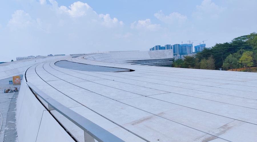 東莞大灣區(qū)大學GRC幕墻板火熱施工中