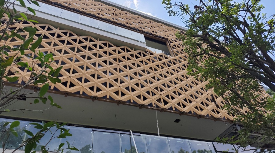 惠州茶葉產(chǎn)業(yè)園彩色UHPC鏤空幕墻板工程案例